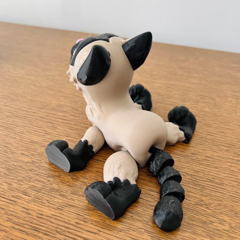 3D-printed Siamese cat figurine with sleek features, black ears and paws, perfect for feline enthusiasts and collectors.
