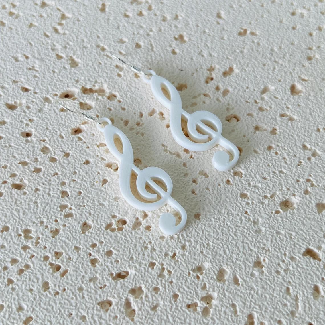 Elegant white treble clef dangle earrings crafted from 925 sterling silver and biobased plastic, perfect for any occasion.