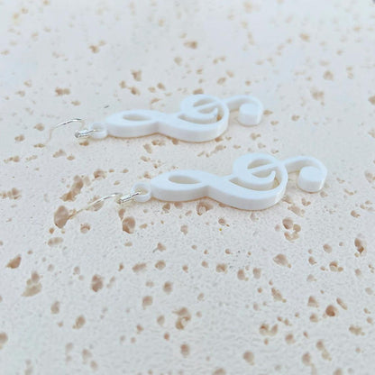Elegant white treble clef dangle earrings made of 925 sterling silver and biobased plastic, perfect for any occasion.